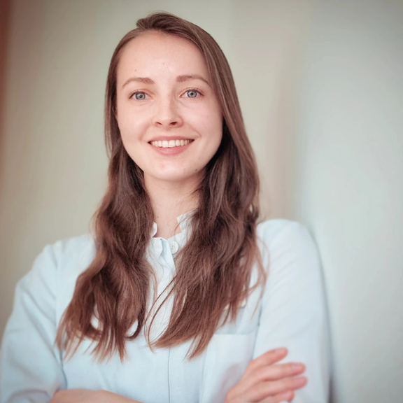https://a.storyblok.com/f/74887/1054x1054/4cbfb32b90/simona-square.png